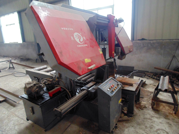 Sawing machine equipment